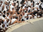 ضيوف الرحمن يرمون جمرة العقبة