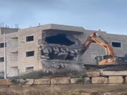 قوات الاحتلال تهدم منزلا في الولجة غرب بيت لحم