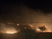 فيديو | حريق في أراض زراعية ببلدة سعير جراء قنابل الاحتلال
