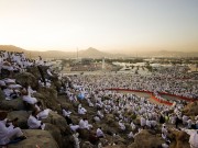 الحجاج يتوافدون إلى صعيد عرفات لأداء الركن الأعظم من فريضة الحج