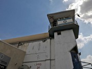 سجون الاحتلال تواصل إخفاء آلاف الأسرى الفلسطينيين وتعذيبهم بظروف قاسية
