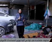 المشي نحو الخطر.. مساعدات توزع على حدود الموت