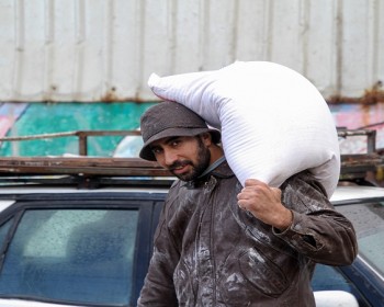 بالفيديو// ثمن "الطحين المسوس" في غزة يضاهي سعر رحلة إلى جزر المالديف