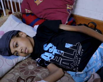"الكوفية" ترصد معاناة طفل أصيب بالسرطان جراء القصف الإسرائيلي على خان يونس