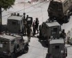 الاحتلال يصيب شابا ويعتدي عليه بالضرب خلال اقتحام مخيم قلنديا