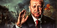 شاهد|| أردوغان يُقبل يد ملك الماسونية