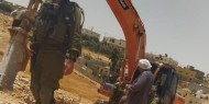 الاحتلال يعتقل مواطنين ويستولي على "حفار" بمسافر يطا جنوب الخليل