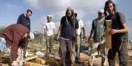 مستوطنون يعتدون على مواطن وزوجته ونجله شمال الخليل