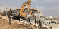 بالفيديو والصور || الاحتلال يهدم منازل ومنشآت زراعية برام الله والخليل