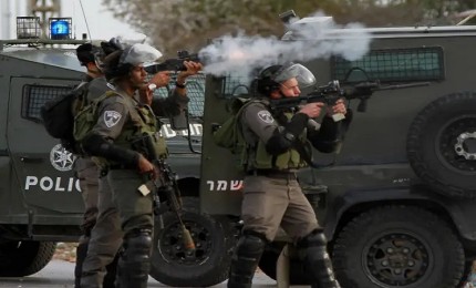 الاحتلال يهاجم طلبة الخضر جنوب بيت لحم ويصيب عددا منهم بالاختناق