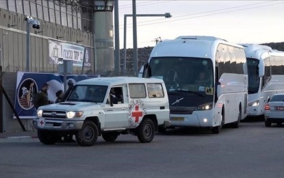 وزير جيش الاحتلال يقرر منع زيارة ممثلي الصليب الأحمر للمعتقلين