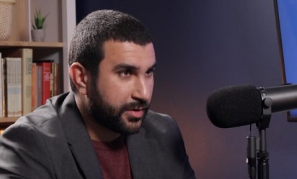 واشنطن تُرحّل مذيعًا بريطانيًا لانتقاده "إبادة غزة"