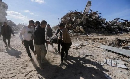 طواقم الدفاع المدني تنتشل رفات 3 شهداء في حي الأمل بخانيونس