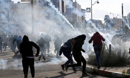 فيديو| إصابات بالاختناق خلال اقتحام الاحتلال بلدة حزما شرق القدس