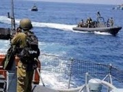 زوارق الاحتلال تستهدف الصيادين شمال غزة