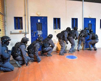 الاحتلال يواصل إجراءاته الانتقامية والقمعية في سجن "ريمون"