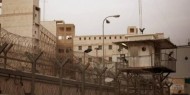 نادي الأسير: سجناء جنائيين إسرائيليين يعتدون على الأسرى في "عسقلان"