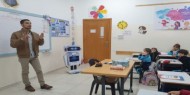 بالصور والفيديو|| روبوت آلي يقتحم عالم التدريس في قطاع غزة