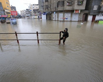 المنخفضات الجوية تلقي بظلالها على بيوت فقراء غزة