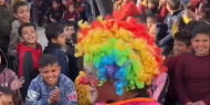 فيديو | الأطفال النازحون يتفاعلون مع "البلياتشو" في أحد مراكز الإيواء بقطاع غزة