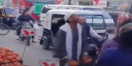 بائع فواكه مصري يلقي البرتقال على شاحنات المساعدات لغزة